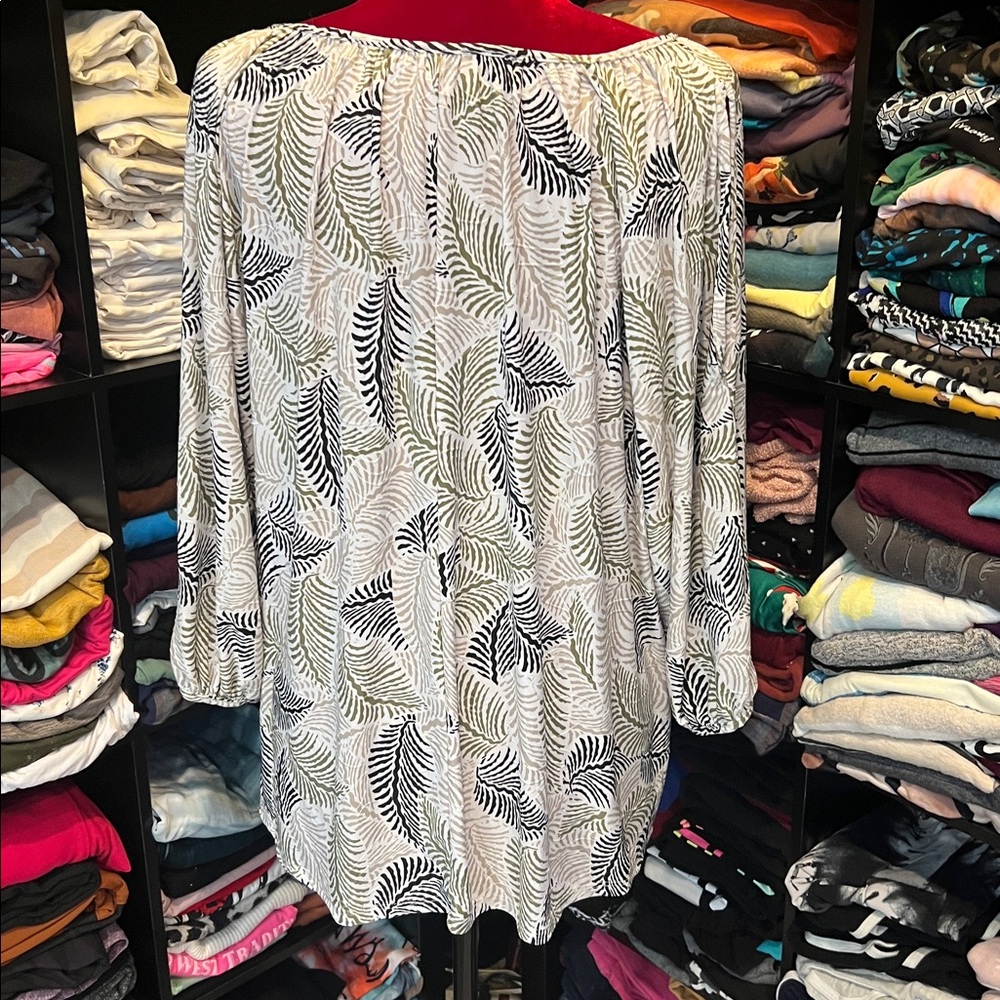 #149. 🪷leaf Print Blouse. Amana 2x - Picture 8 of 9